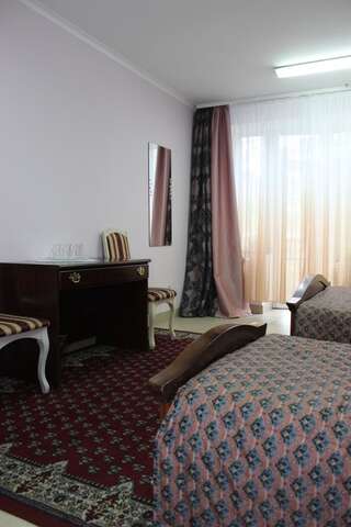 Мини-отель Мини готель Тернополь Четырехместный номер с ванной комнатой-5