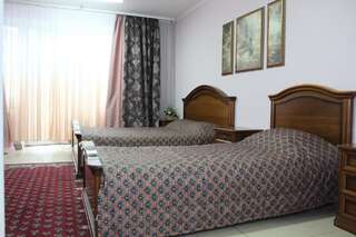 Мини-отель Мини готель Тернополь Четырехместный номер с ванной комнатой-6