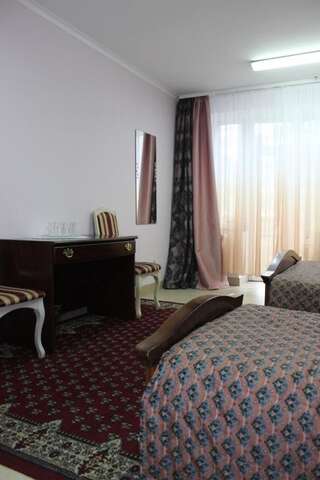 Мини-отель Мини готель Тернополь Четырехместный номер с ванной комнатой-11